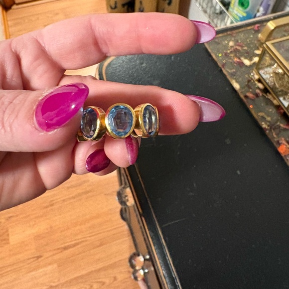 Elegant Gold and Blue Stone Ring - Picture 2 of 5